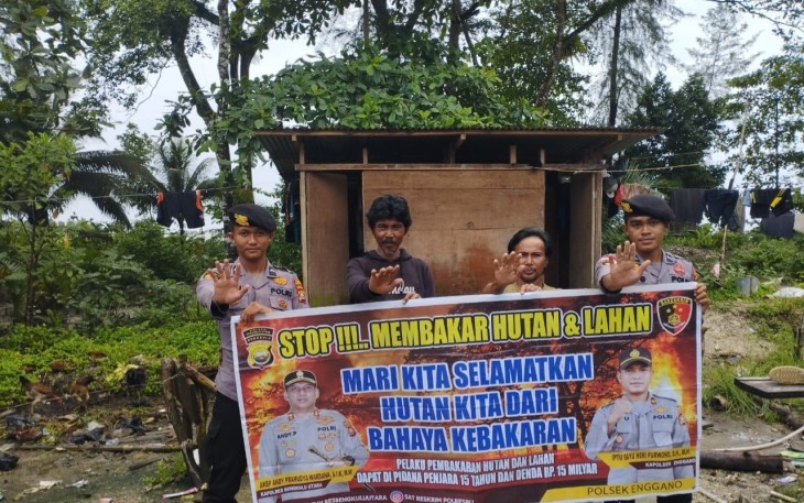 Anggota Polsek Enggano Sosialisasi Cegah Karhutla Kepada Masyarakat