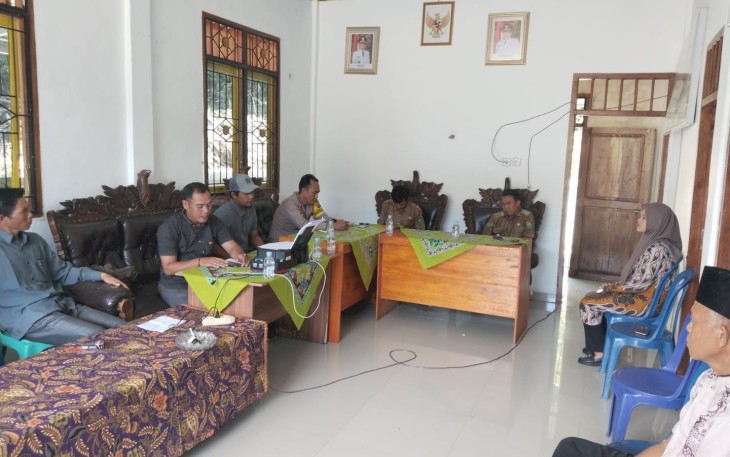 Bhabinkamtibmas Polsek Lebong Utara Hadiri Musyawarah Penetapan Penerima BLT DD Desa Ketenong Jaya