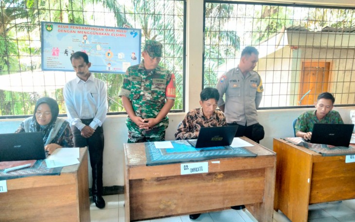 Bhabinkamtibmas Kawal Seleksi Perangkat Desa Telaga Dalam 