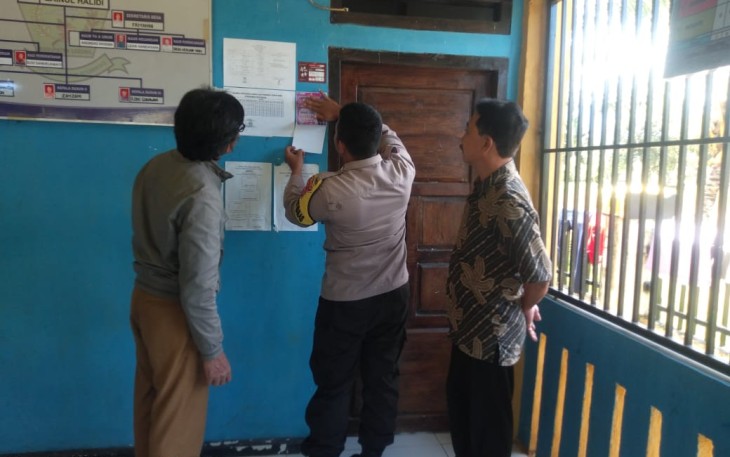 Bhabinkamtbmas Polsek Lebong Utara Pasang Stiker "Hotline Dumas Presisi"