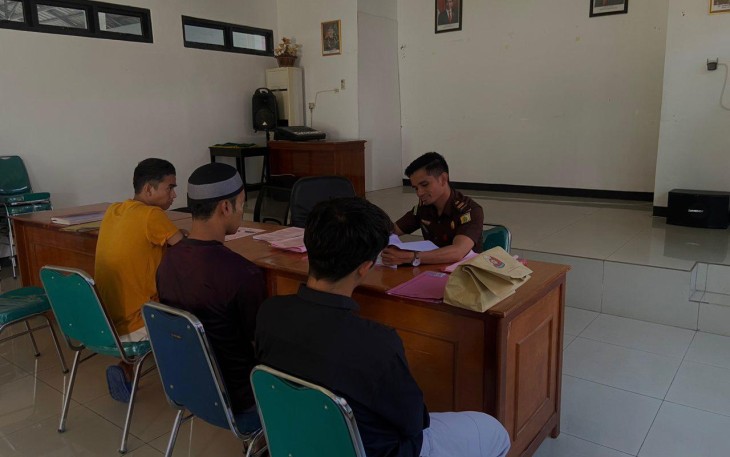Polres Lebong Kirimkan Tahanan dan Barang Bukti Kasus Kepemilikan Sajam ke Kejari Lebong
