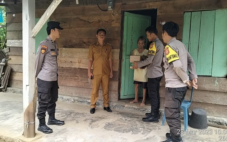 Polsek Padang Guci Hulu Bagikan Sembako ke Warga Membutuhkan
