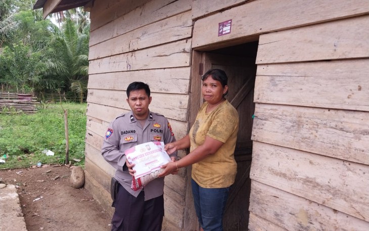 Polsek Padang Guci Hulu, Salurkan Bantuan ke Ibu Rumah Tangga Kurang Mampu