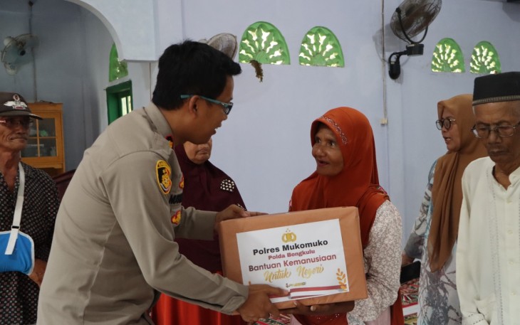 Kapolres Mukomuko Bagikan Sembako Kepada Warga yang Membutuhkan