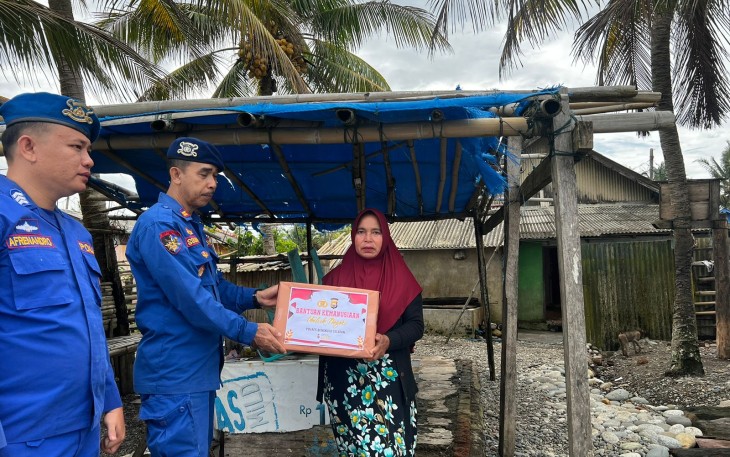 Polres Bengkulu Selatan Salurkan Bantuan Kemanusiaan Kepada Nelayan
