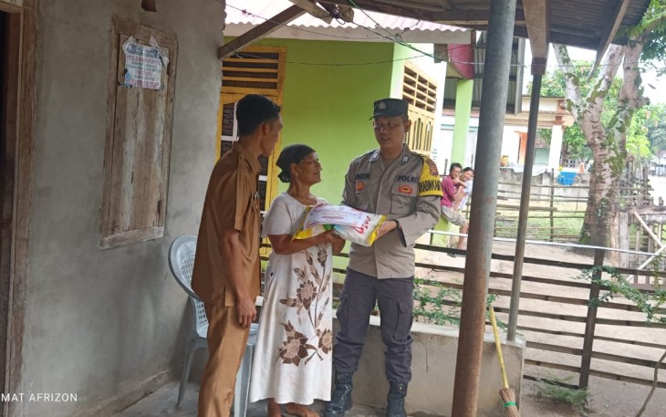 Polsek Kaur Selatan Salurkan Bantuan Sembako Kepada Warga Desa Kasuk Baru