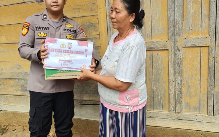 Polsek Padang Guci Hulu Salurkan Bantuan Kepada Warga Kurang Mampu
