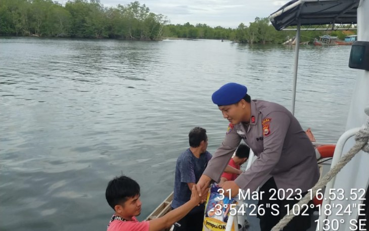 Ditpolairud Polda Bengkulu Bagikan Beras ke Nelayan