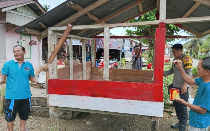 Bhabinkamtibmas Polsek Pino, Gotong Royong Bangun Pos Kamling