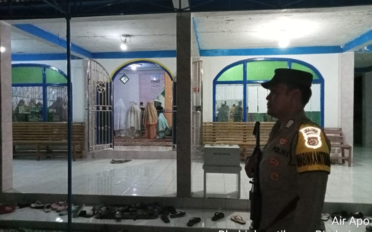 Personel Polsek PUT Jaga Masjid Saat Ibadah Salat Tarawih