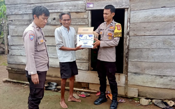 Pak Widarman Terima Bansos dari Polsek Padang Guci Hulu