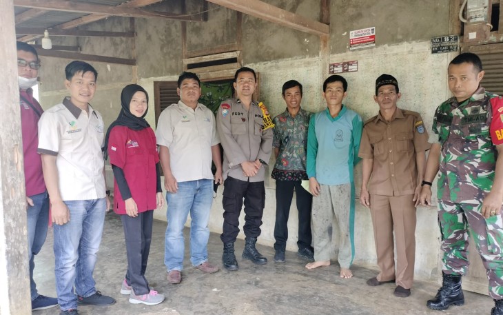 Bhabinkamtibmas Dampingi Tim Pendamping Desa Tempelkan Stiker di Rumah Warga
