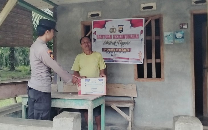 Petani Warga Desa Sukananti Terima Bansos dari Polsek Padang Guci Hulu