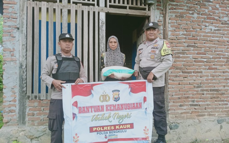 Lansia ini Terima Bansos dari Polsek Nasal