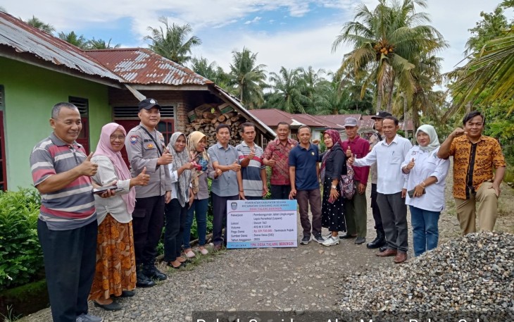 Polres Seluma Hadiri Peletakan Batu Pertama Pembangunan Jalan dan Pembagian BLT-DD  