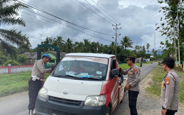 Polsek Kerkap Berbagi Takjil Kepada Masyarakat Pengguna Jalan