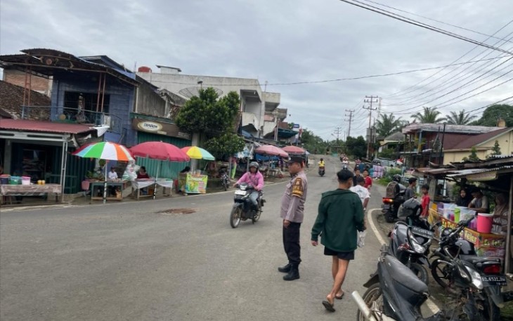 Personel Polsek Giri Mulya Saat Beri Pengamanan di Pasar Kaget 