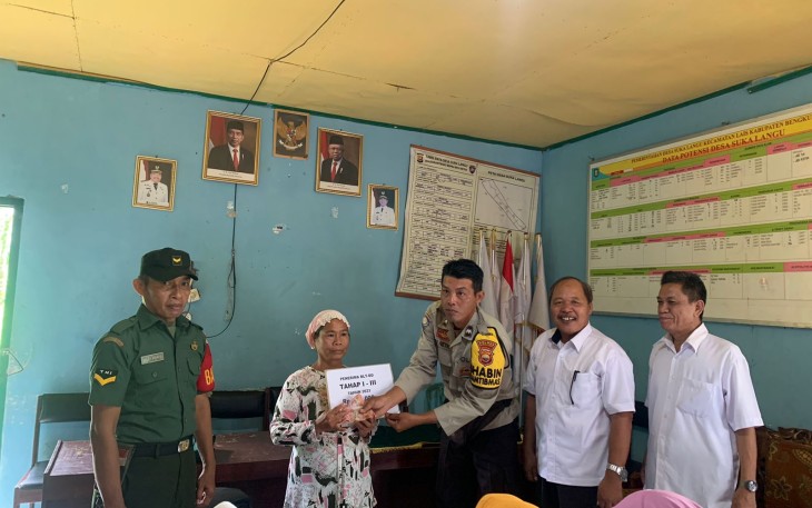 Bhabinkamtibmas Polsek Lais Hadir Dan Monitoring Penyaluran BLT- DD