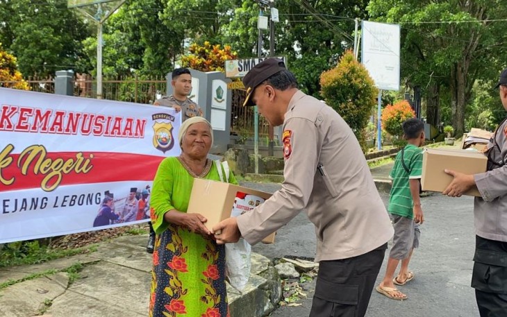 Kabag Ops Polres Rejang Lebong Pimpin Penyaluran Bantuan Untuk Negeri di 6 Lokasi