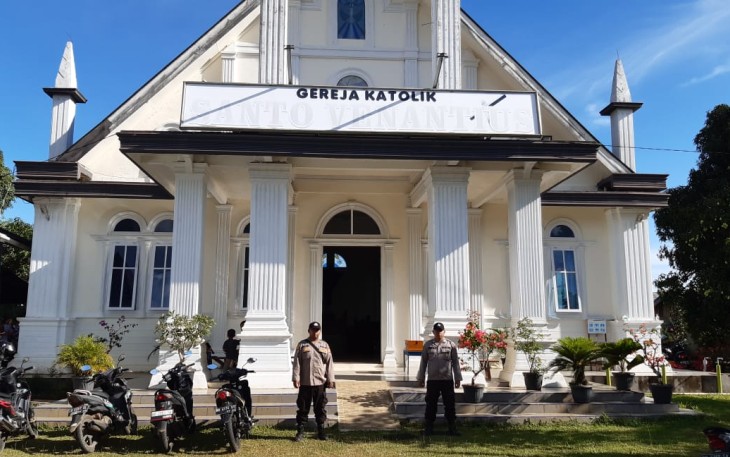 Polsek Padang Jaya Berikan Pengamanan Jemaat yang Beribadah