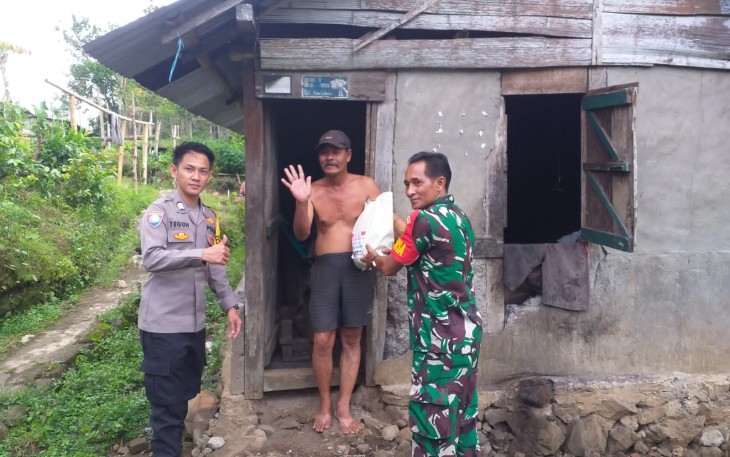 Hadirkan Sinergi Pilar Desa, Polsek Tebat Karai Bagikan Bantuan Kemanusiaan Untuk Negeri