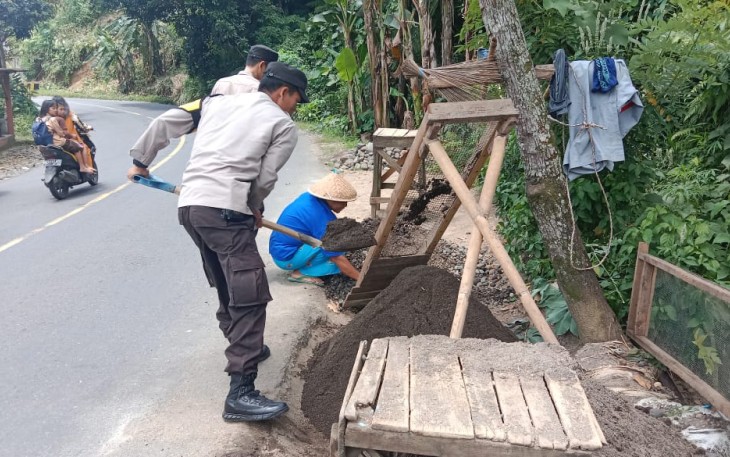 Polsek Padang Ulak Tanding Melaksanakan Kegiatan Membantu Masyarakat