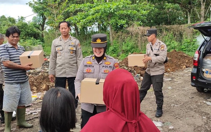 Warga Kecamatan Curup Utara Terima Bansos Dari Polres Rejang Lebong 