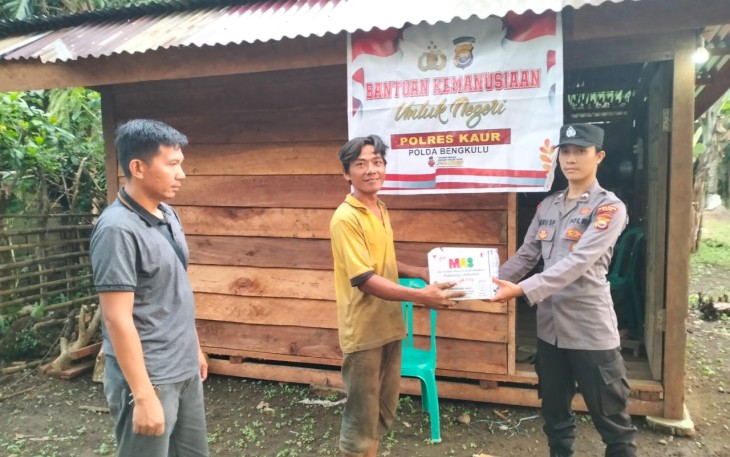 Petani Kurang Mampu Terima Bansos dari Polsek Padang Guci Hulu