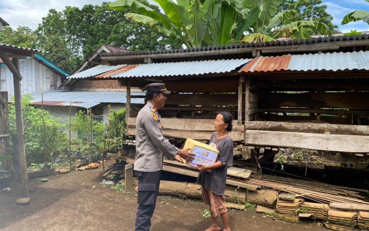 Lagi, Polsek Kerkap Salurkan Bantuan Kemanusiaan Untuk Negeri kepada Warga yang Kurang Mampu