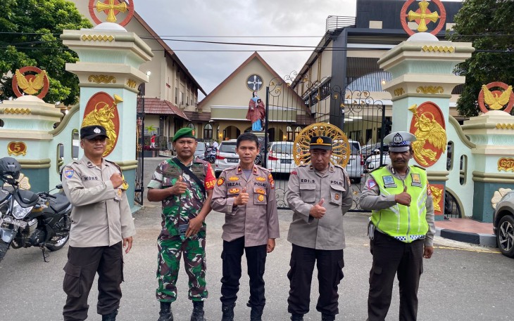 Kapolsek Teluk Segara Bersama Personel, Berikan Pengamanan Ibadah Perayaan Paskah di Gereja Katolik ST Yohanes