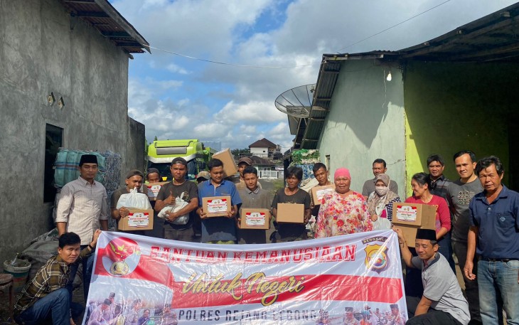 Tiga Kelurahan di Rejang Lebong Terima Bansos Dari Polres Rejang Lebong