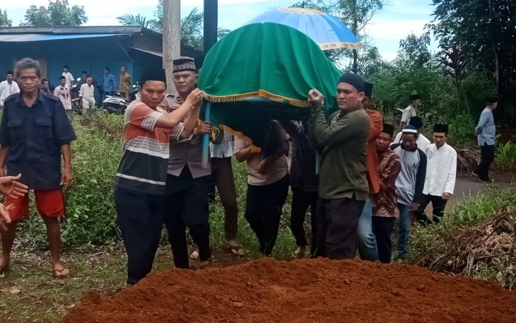 Kapolsek Batik Nau Ikut Melayat Orang Tua Anggotanya Yang Meninggal