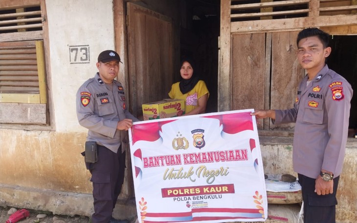 Ibu Fitriani Dapat Berkah Ramadan dari Polsek Padang Guci Hulu