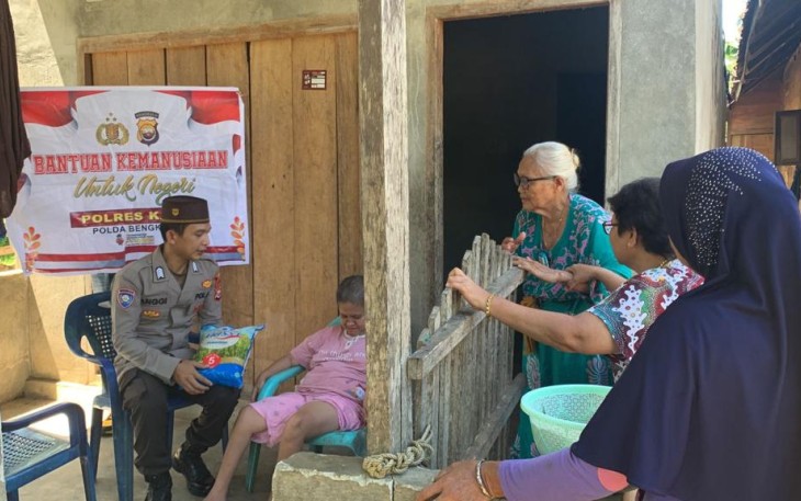 Penyandang Disabilitas Terima Bansos dari Polsek Kaur Utara