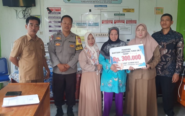 Bhabinkamtibmas Kawal Penerimaan  BLT-DD Desa Darat Sawah Ulu Kecamatan Seginim