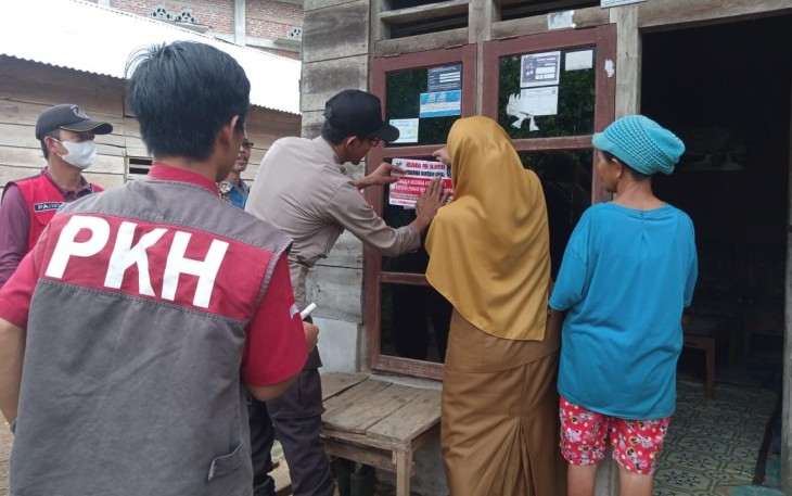 Polsek Kerkap Dampingi Pemerintah Melakukan Pemasangan Stiker Penerima Program Bansos Agar Tepat Sasaran