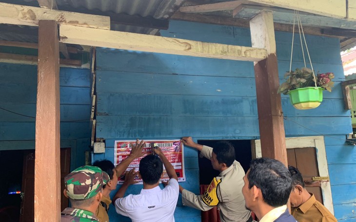 Bhabinkamtibmas Polsek Lais Dampingi Tim Tempelkan Stiker Penerima Bansos di Rumah Warga