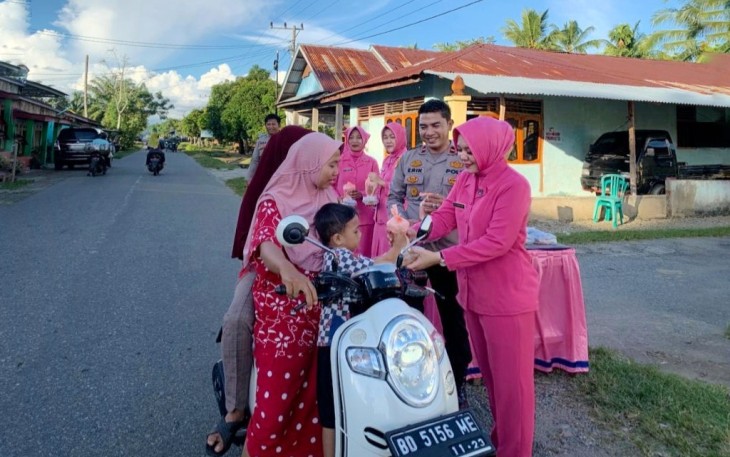 Jelang Berbuka Puasa, Polsek Kedurang Bagi-bagi Takjil dan Sembako Kepada Warga dan Pengendara 