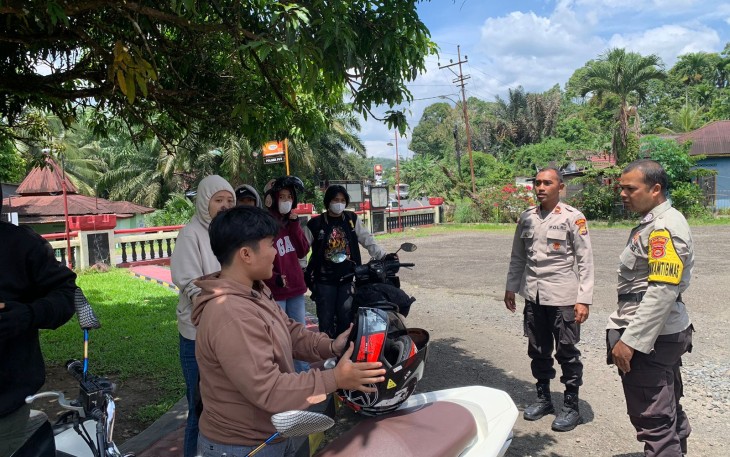 Polsek Padang Ulak Tanding Berikan Pengawalan di Jalan Lintas Padang Ulak Tanding - Curup
