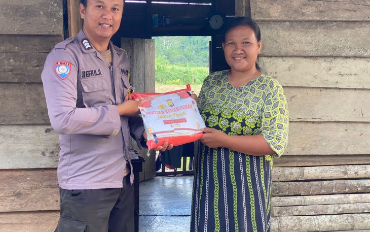 Polsek Muara Sahung Kembali Salurkan Bansos, Kali ini Untuk Ibu Ria