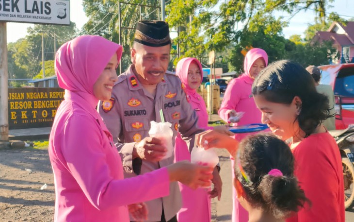 Polsek Lais Bersama Bhayangkari Ranting Lais Berbagi Takjil