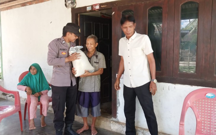 Bapak Sudirman Terima Bansos dari Polsek Padang Guci Hulu