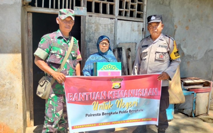 Bersinergi Dengan Babinsa dan Lurah, Bhabinkamtibmas Polresta Bengkulu Kembali Salurkan Bantuan Paket Sembako