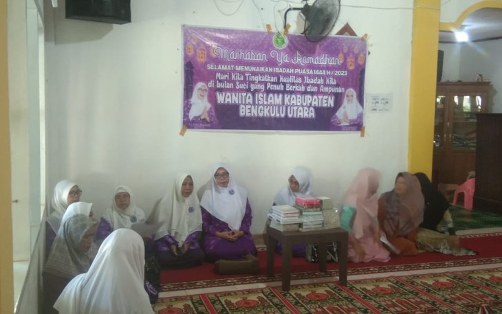 Safari Ramadan Wanita Islam Bengkulu Utara Bersama Polsek Lais di Desa Jagobayo