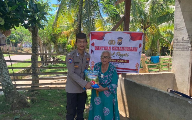 Lansia Warga Desa Gunung Agung Terima Bansos dari Polsek Kaur Utara