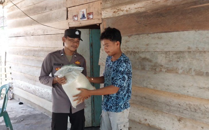 Buruh Tani Warga Desa Senak Terima Bansos dari Polsek Padang Guci Hulu