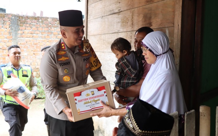 Jelang Idulfitri, Kapolres Rejang Lebong Bagikan Paket Bansos