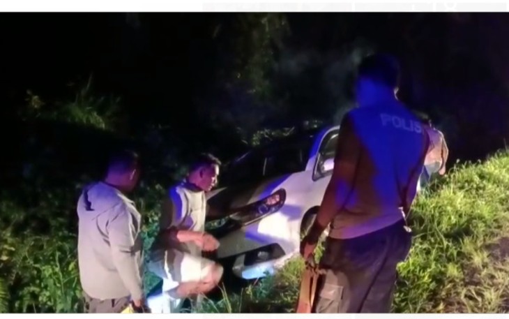 Pengemudi Mobilio Ngantuk, Mobil Nyungsep ke Siring, Polsek Talo Bantu Evakuasi