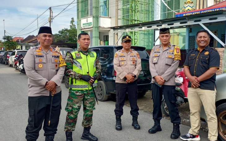 Kapolres RL dan Dandim Pantau Langsung Salat Idulfitri di Lapangan Setia Negara 
