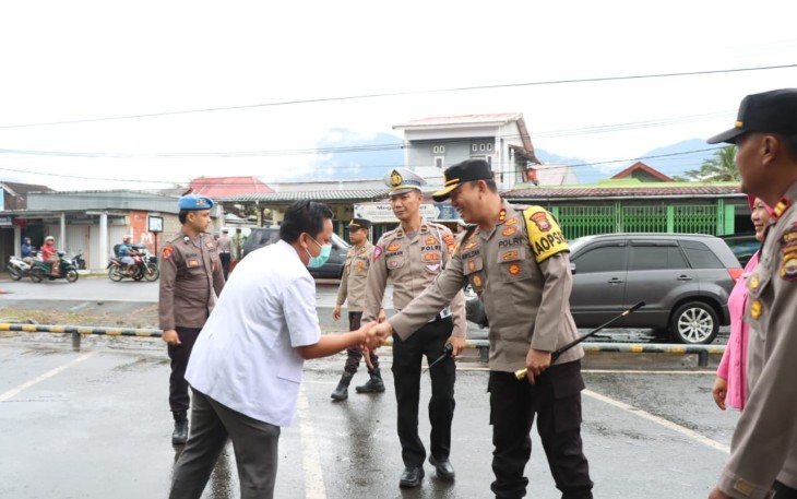 Cek Pospam dan Posyan Idulfitri, Kapolres Lebong Berikan Bingkisan kepada Personel yang Bertugas